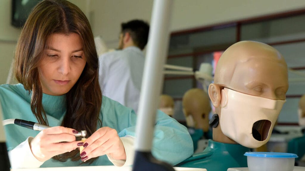 Abertas as candidaturas para cursar Mestrado integrado em medicina dentária em Portugal. 9 cbl111