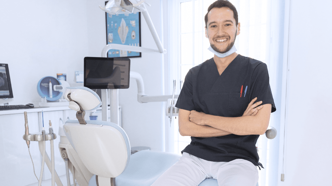 Blog 3 Dentista sorridente em seu Consultorio