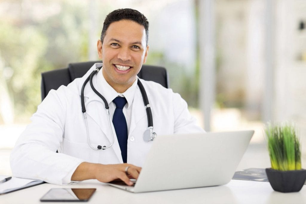 Médico brasileiro sorrindo: especialidade médica em Portugal para brasileiros e a escolha online das vagas