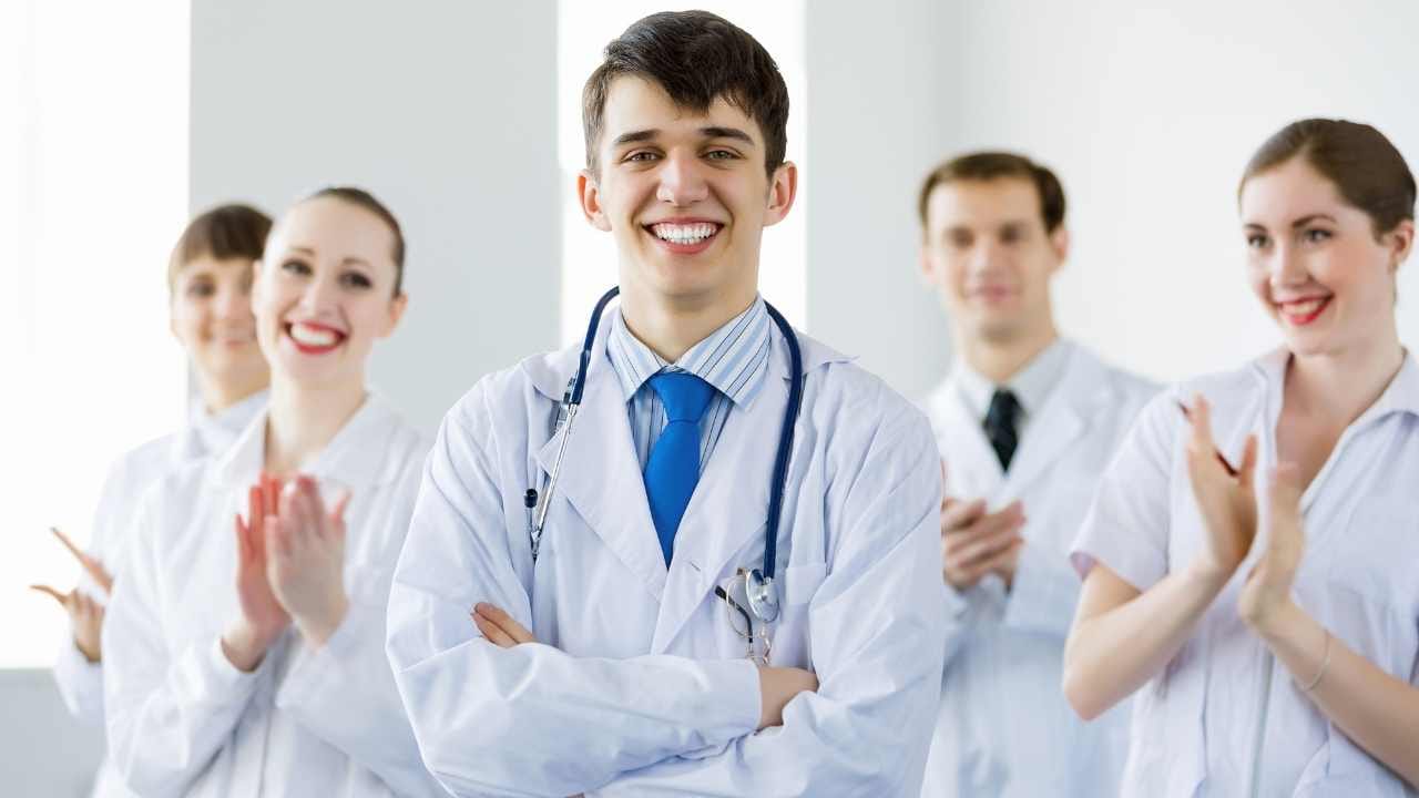 Médicos e médicas felizes em Portugal, representando oportunidades para médicos brasileiros em Portugal