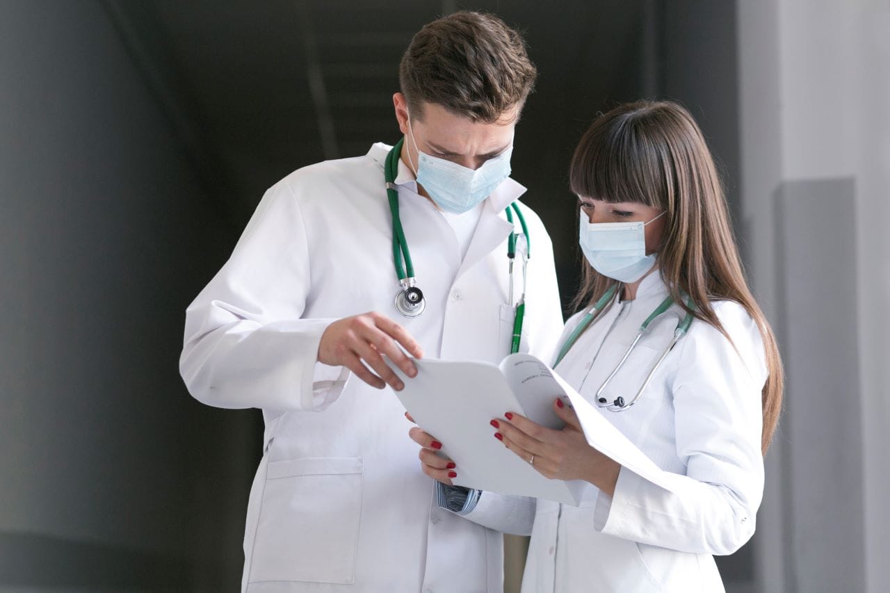 Blog 2 medicos conversando