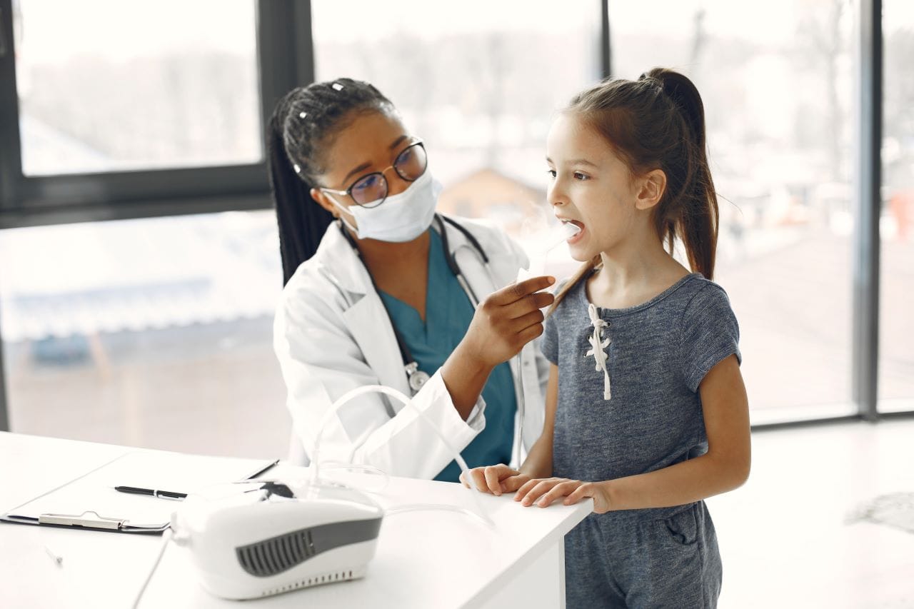 medica e crianca nebulizacao