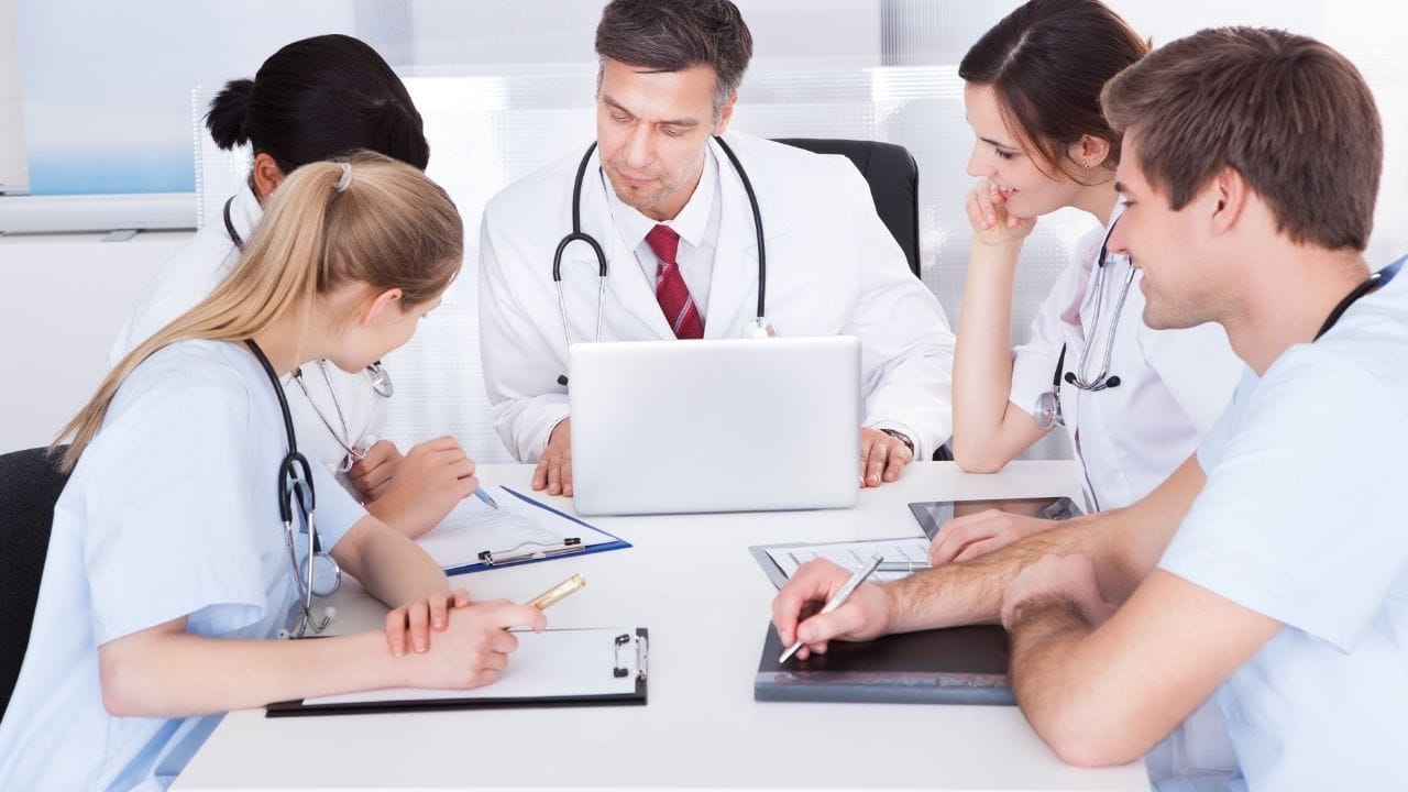 Médicos reunidos em avaliação