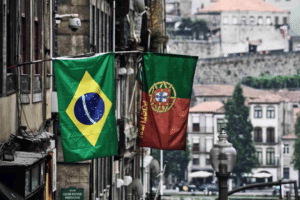 Bandeiras Brasil e Portugal na varanda