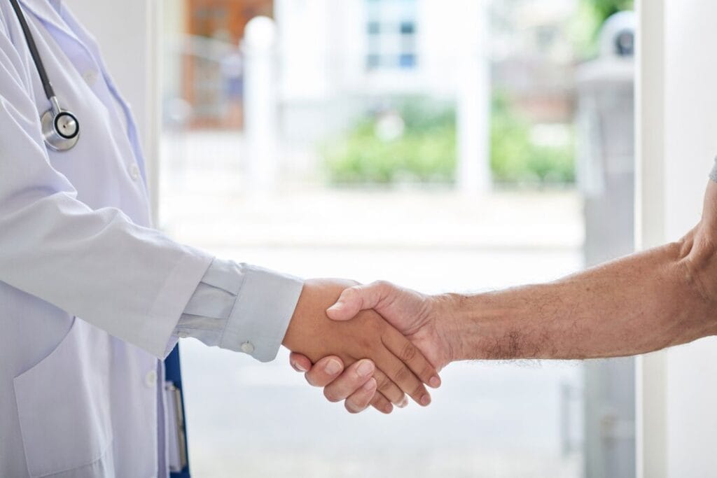 cortada irreconhecivel medico e paciente apertando as maos 1098 20628 1
