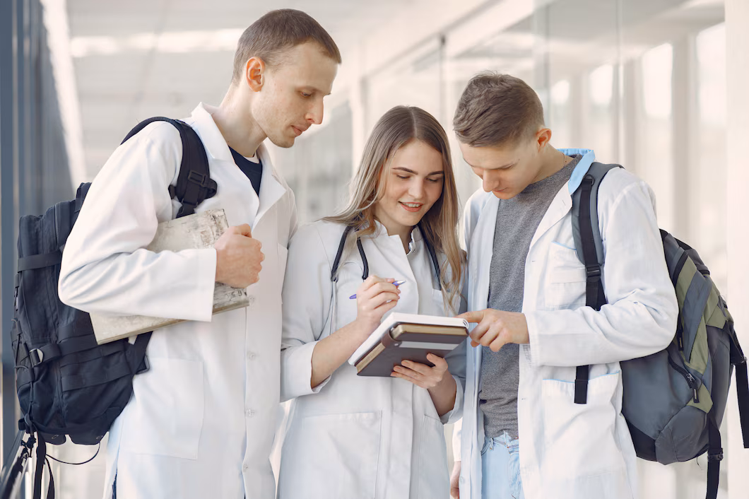 estudantes de medicina estao no corredor e conversando 1157 31517