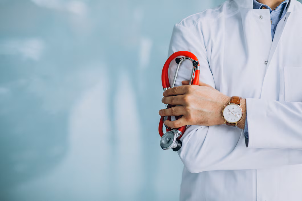 jovem medico bonito em uma tunica medica com estetoscopio 1303 17818