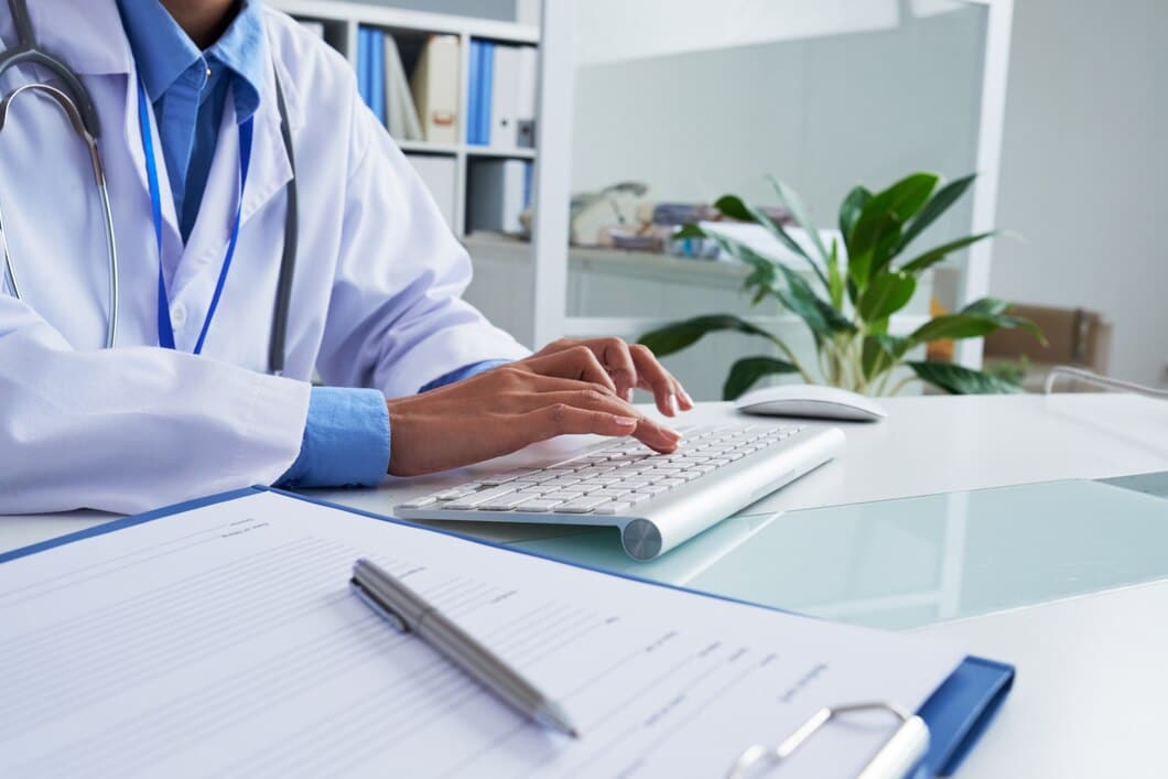 Blog 6 maos da medica irreconhecivel digitando no teclado no escritorio 1098 20372