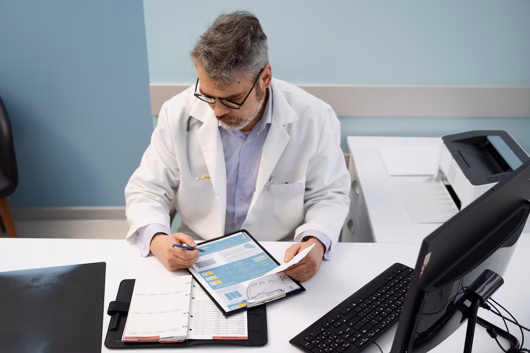 Blog 3 medico de tiro medio preenchendo o documento de alto angulo 23 2149355027