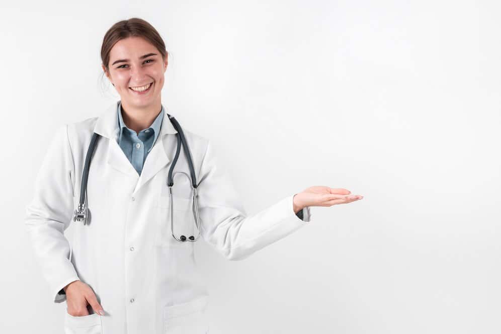 medico de vista frontal sorrindo com espaco de copia 23 2148728411