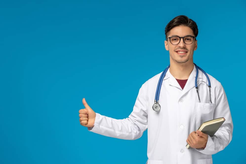 dia dos medicos jovem morena bonitinha de jaleco usando oculos feliz segurando um livro 140725 162852