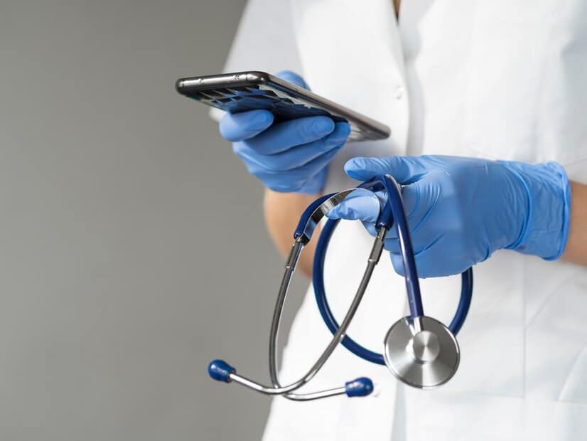 Nova Carreira e Nova Vida na Medicina: Melhor Qualidade de Vida Fora do Brasil! 1 médico de luva com estetoscopio