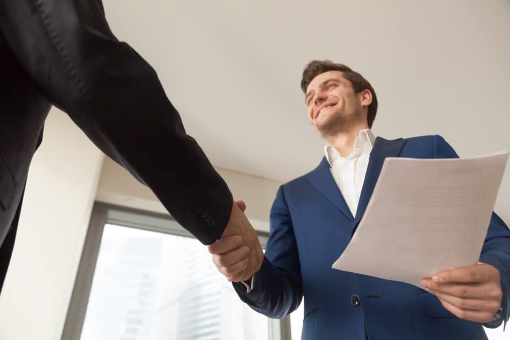 Mentoria Coletiva de Internacionalização da Carreira Médica 7 gerente de empresa sorridente congratulando se com o cliente no escritorio 1163 5290