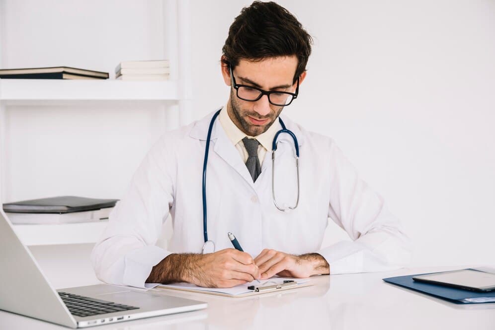 Médico no Exterior: Como Conquistar a Carreira Internacional? 9 medico estudando