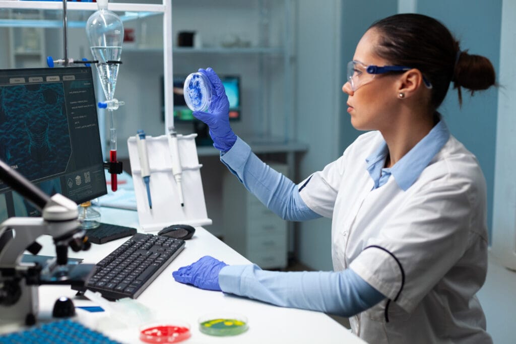 Oportunidade Real: Como Médicos Brasileiros Podem Se Posicionar para Projetos Europeus de Saúde 1 Pesquisador em laboratório moderno