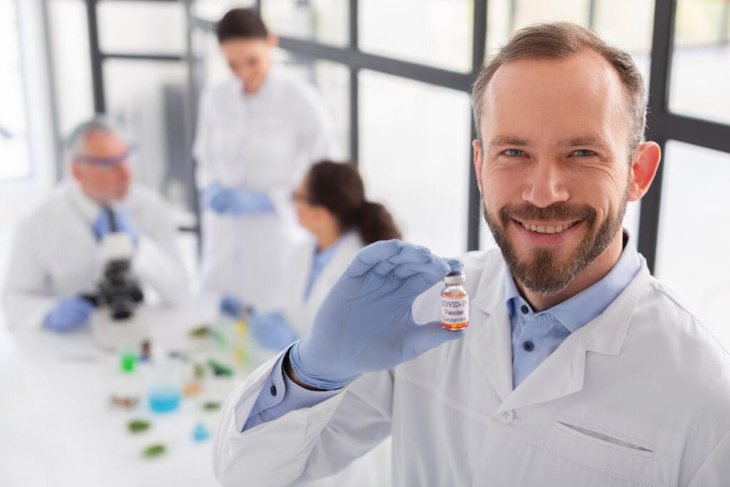 Oportunidade Real: Como Médicos Brasileiros Podem Se Posicionar para Projetos Europeus de Saúde 2 Médico pesquisador em laboratório com tubos de ensaio