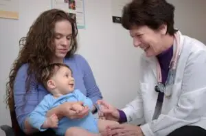 A Medicina Interna em Portugal 12 Médico Brasileiro em Portugal - Endocrinologia Pediátrica - médica pediatra examinando bebê