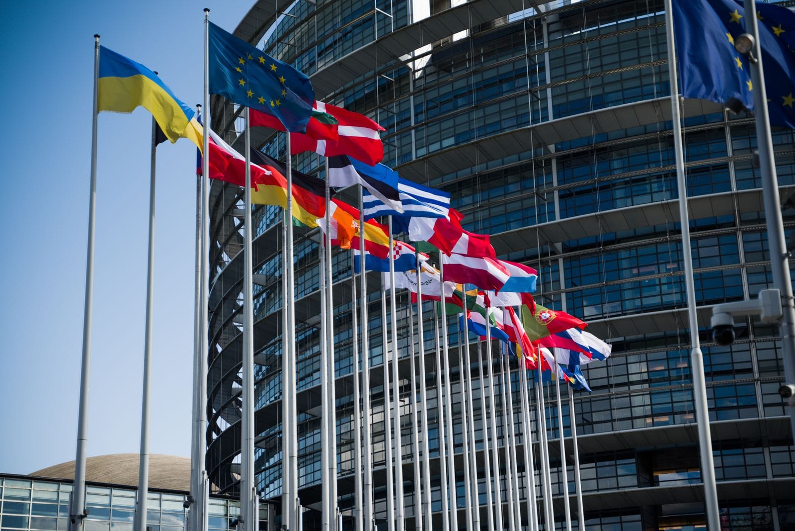 Médico formado no Brasil pode trabalhar na Europa: bandeiras da União Europeia na entrada do Parlamento Europeu, em Estrasburgo