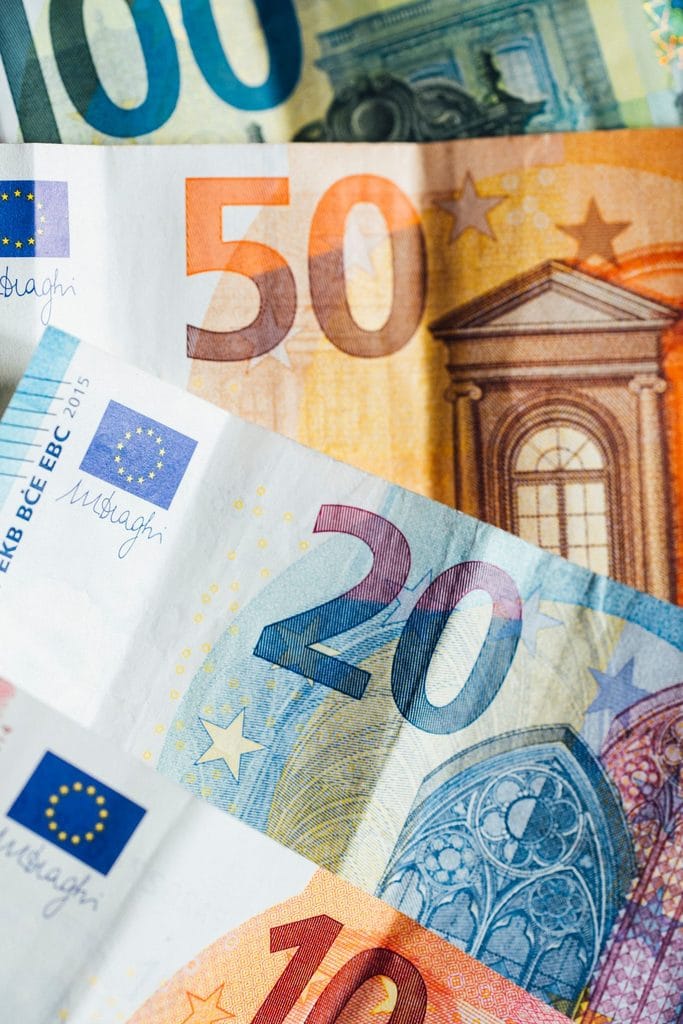 Notas de euro: o médico brasileiro ganha em euros com telemedicina para Portugal a partir do Brasil