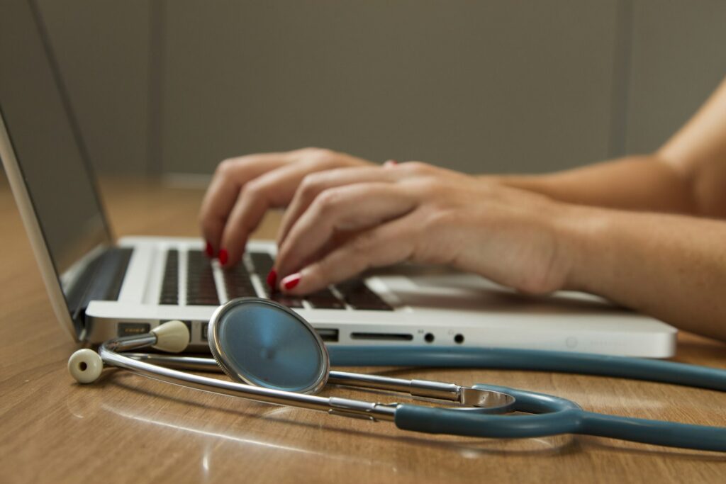 6 erros que médicos brasileiros cometem ao planejar uma carreira internacional – médico analisando propostas de trabalho no computador
